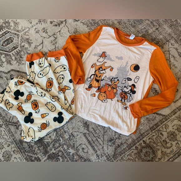 Disney women’s Halloween pajamas size medium - Picture 2 of 5